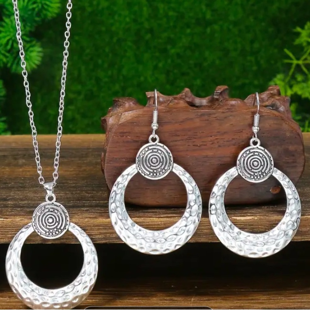 A Set Of 3 Ethnic Retro Style Fashionable Earrings And Necklaces For Women